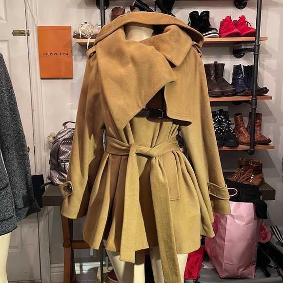 Limited collection wool coat with a symmetrical collar and hood - Picture 9 of 9